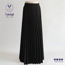 تنورة سوداء طويلة بكسرات