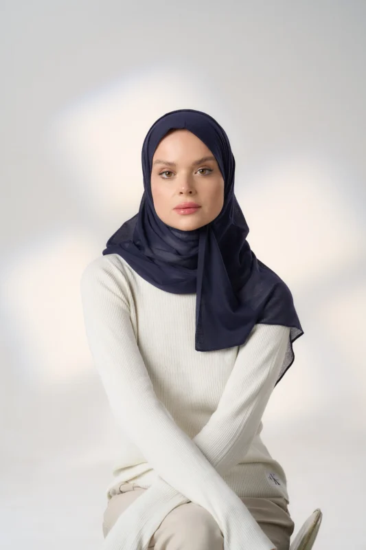 الطرح سر الأناقة الهادئة - دليلك الكامل لاختيار وتنسيق الطرحة باحتراف