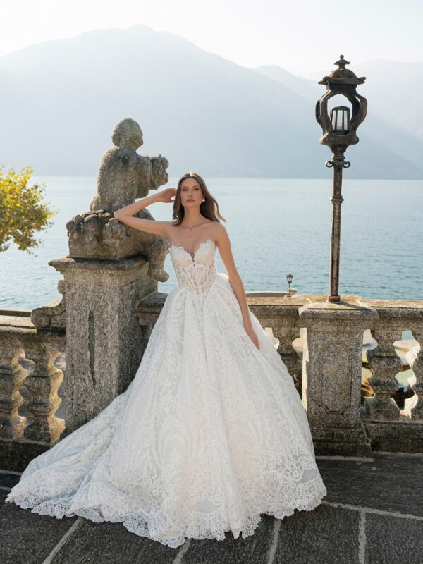 فساتين تخطف الأنظار - دليلك الكامل لاختيار الفستان المثالي لكل مناسبة